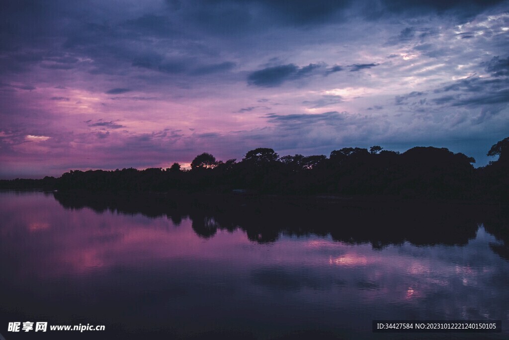 夜暮下的湖景