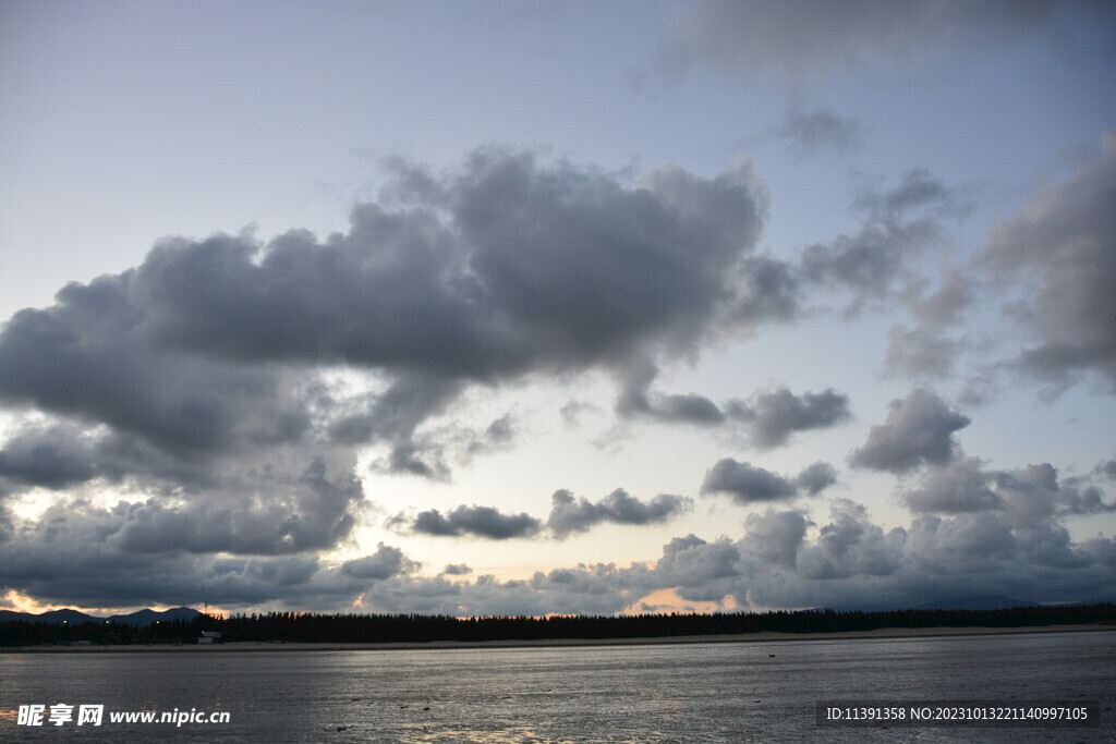 夕阳海滩海岸白云