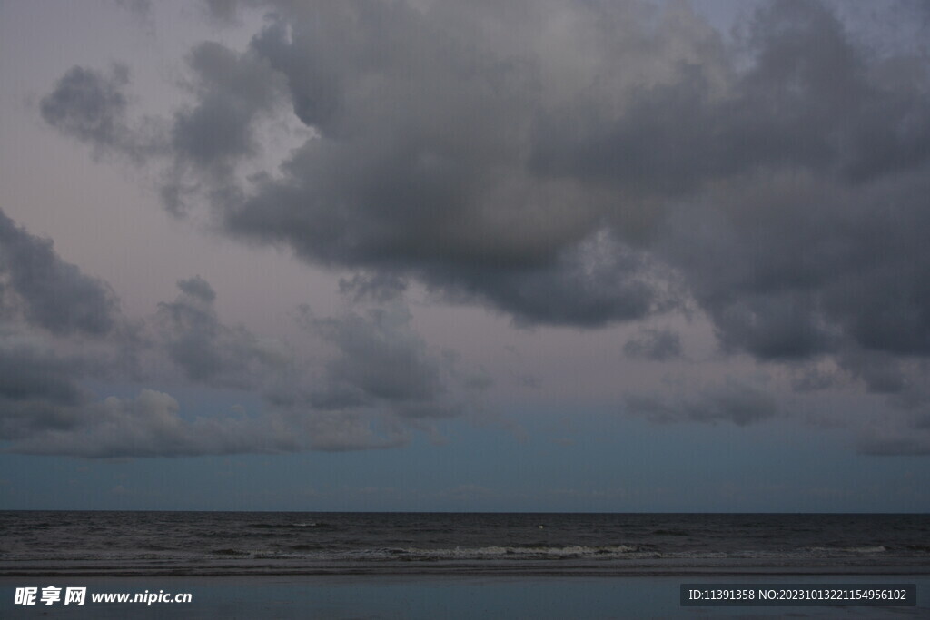 夜晚海滩海浪云层