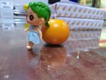小美女靠橘子
