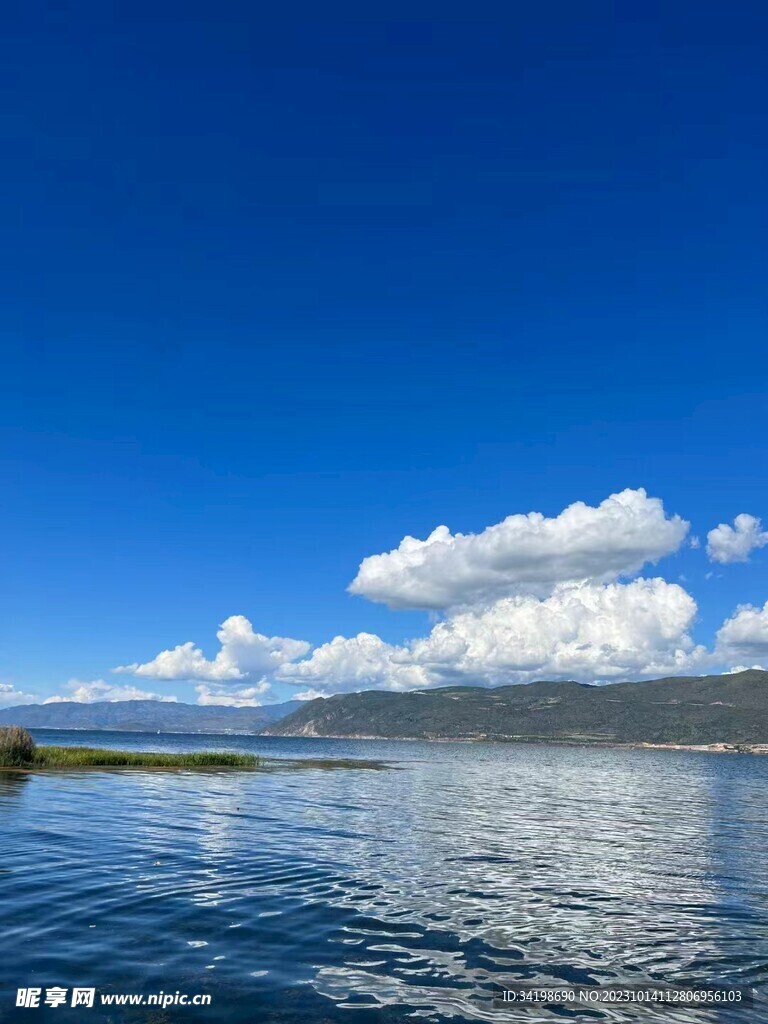 波光粼粼的湖面