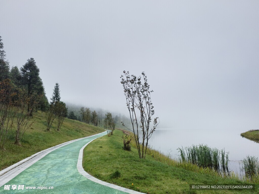 湖边彩色步道