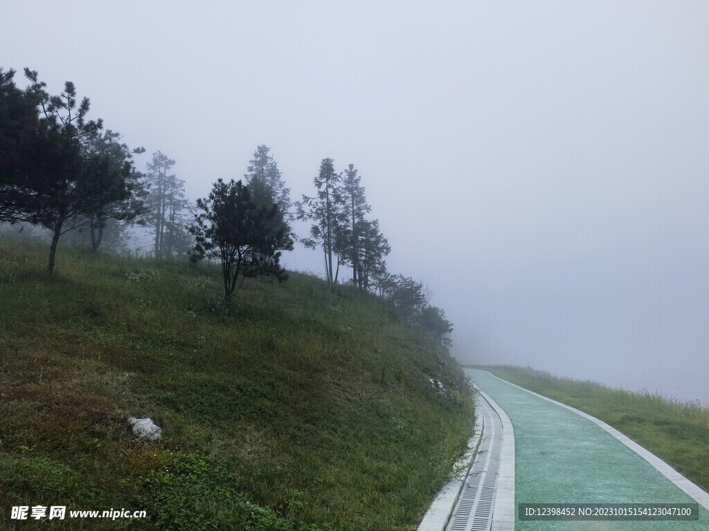 湖边彩色步道