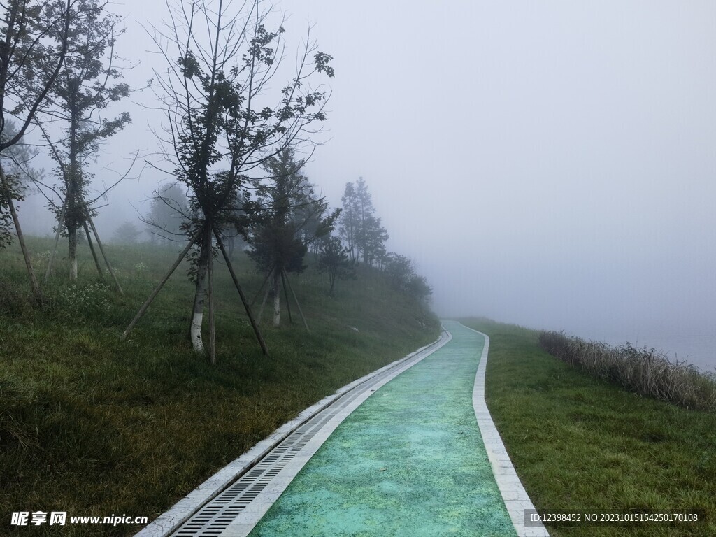 湖边彩色步道