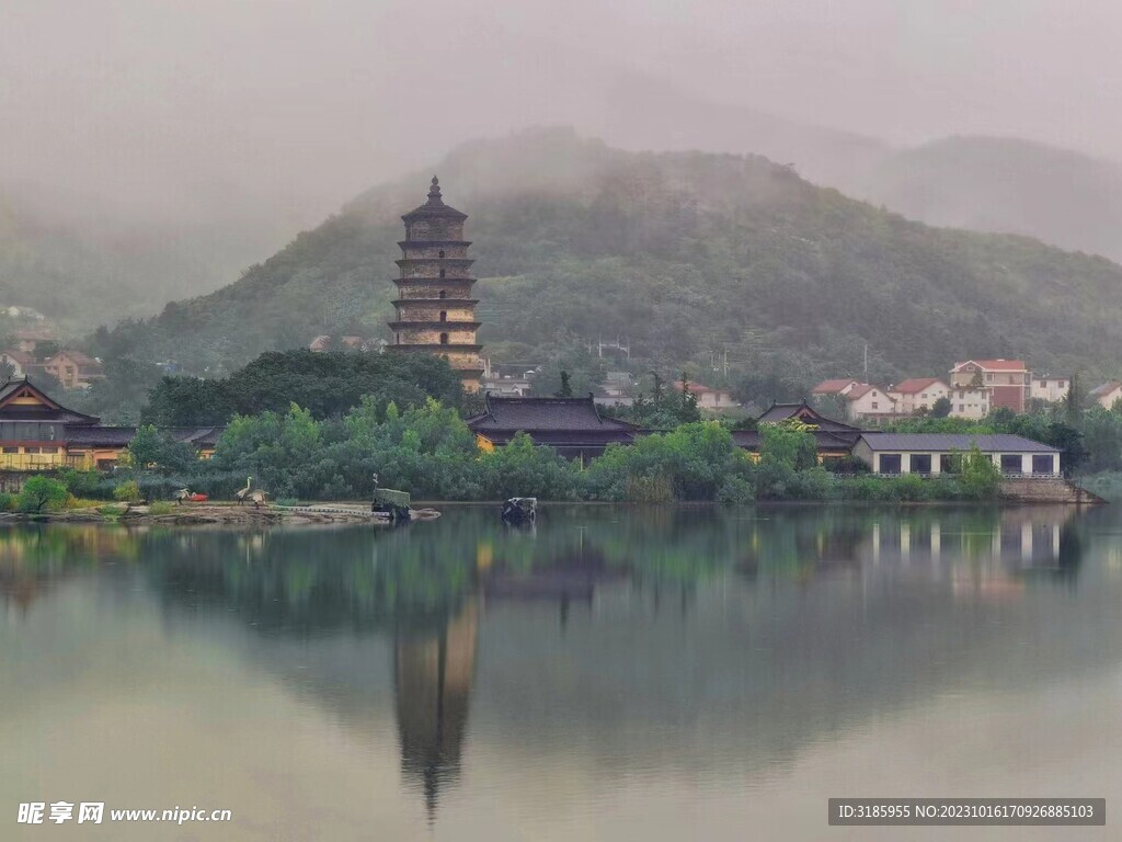 雨后阿育王塔