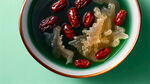 一碗海参红枣枸杞银耳羹，玻璃碗，浅绿色背景，45度俯拍摄影角度，清新