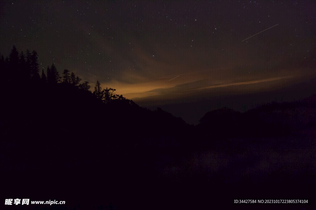 星空下的山林