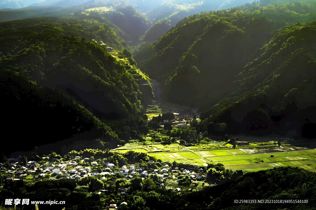 山谷中的乡村