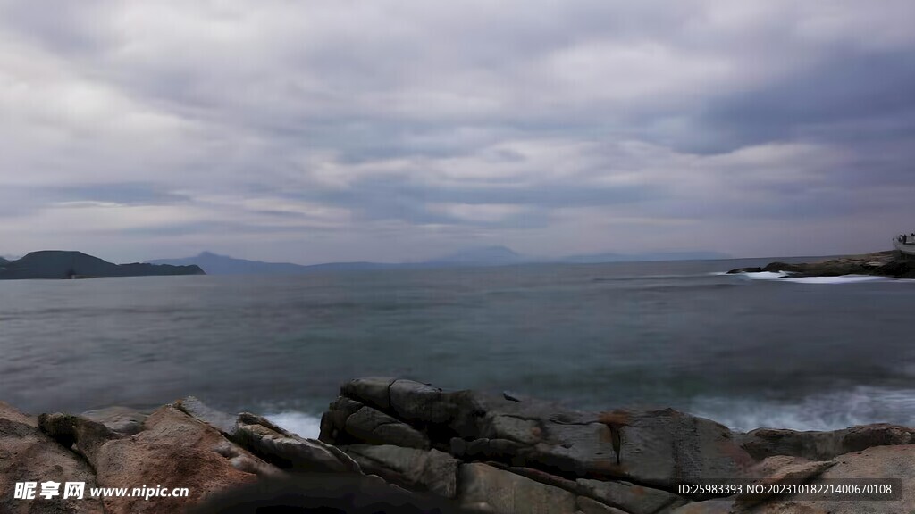 海浪拍岸