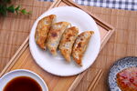 俯拍一盘煎饺
