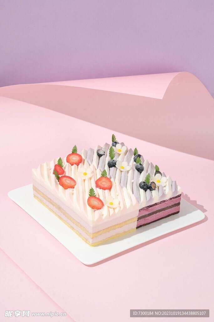 草莓蓝莓双拼蛋糕