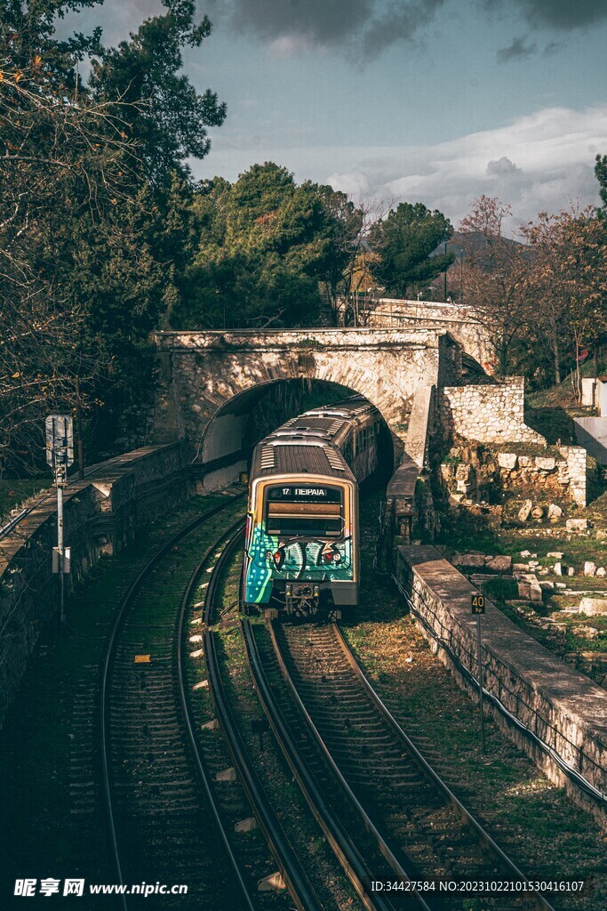 出隧道的火车