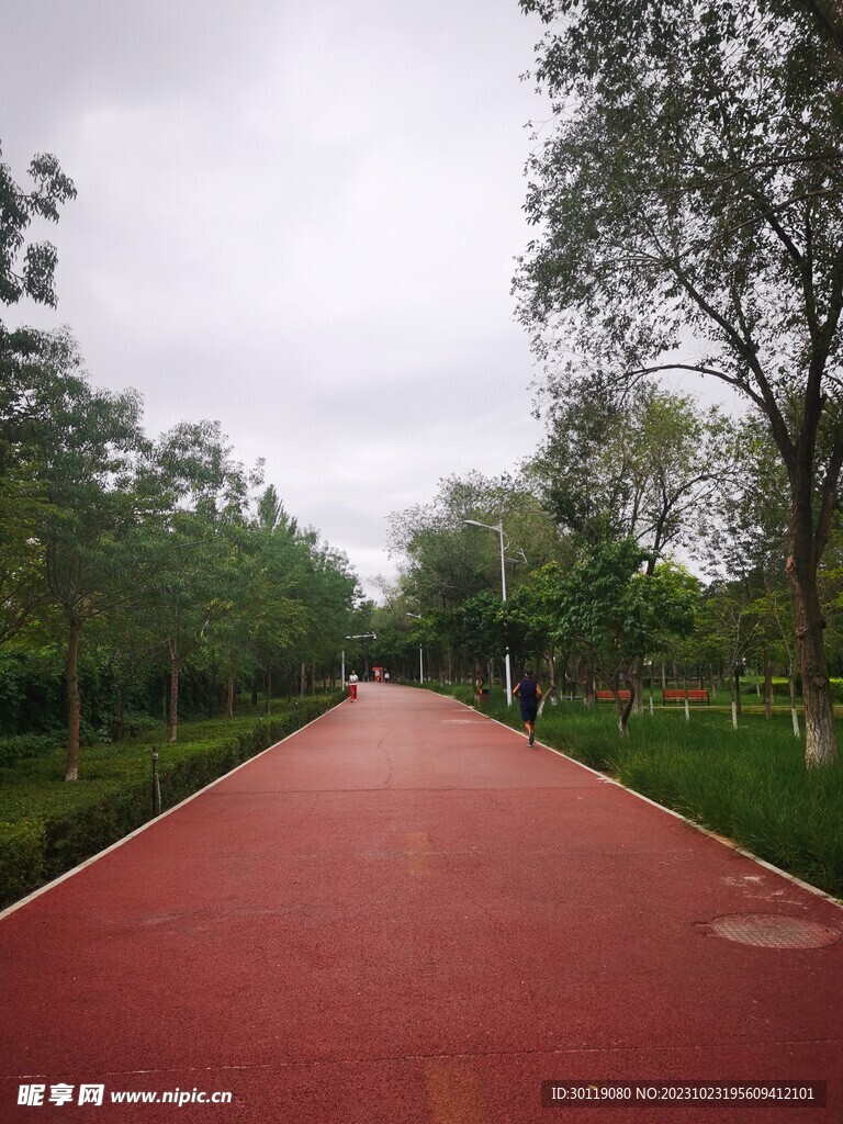 公园 跑道 蓝天白云