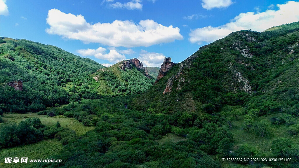 绿色植被山脉