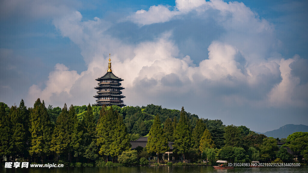 夏日西湖 云朵衬托雷峰塔