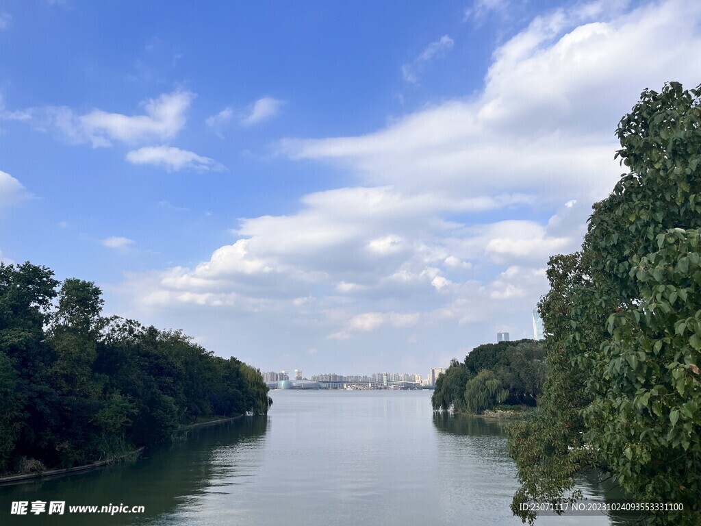 城市湖景