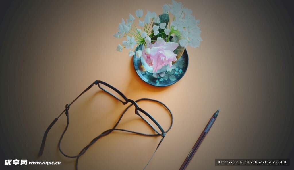 鲜花束和眼镜