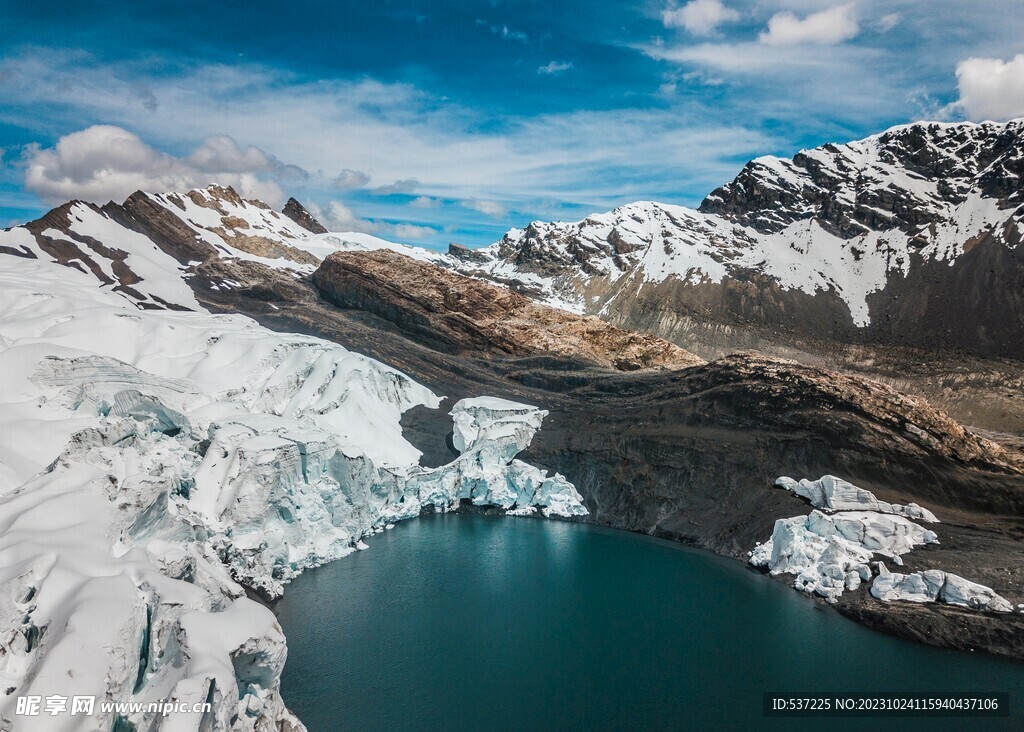 雪山湖泊