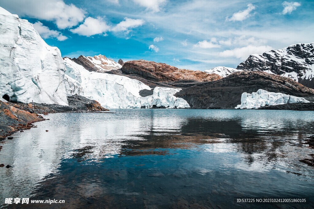 雪山碧湖