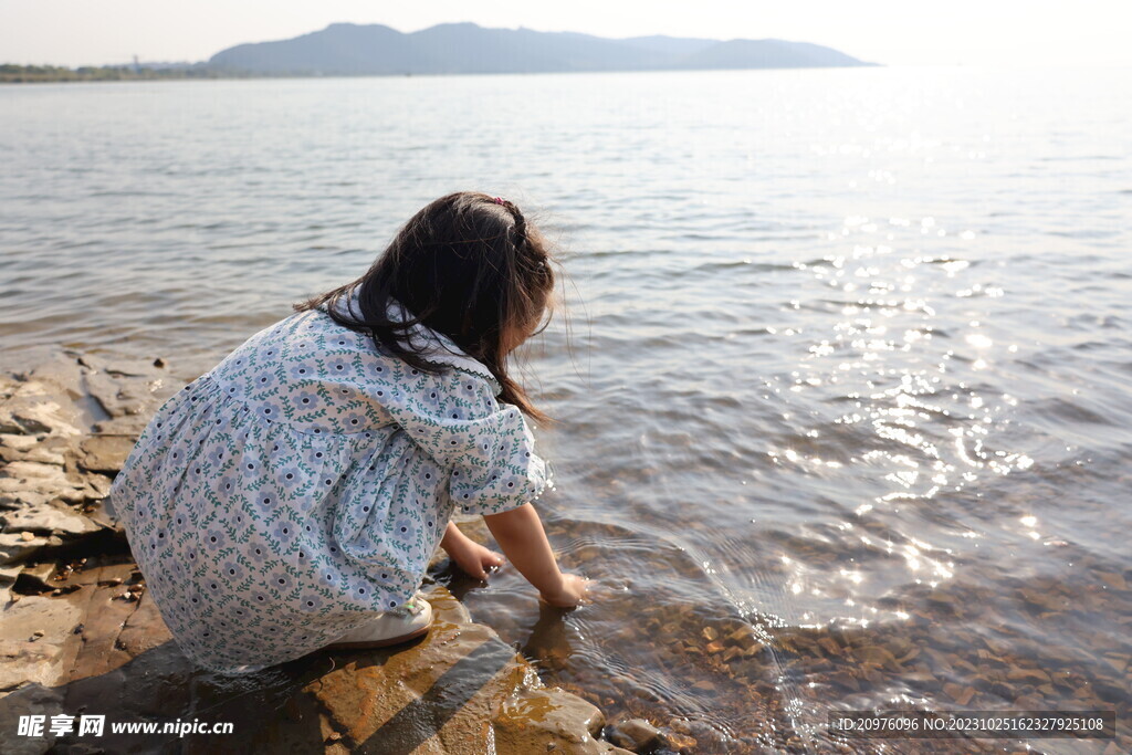 湖边玩水