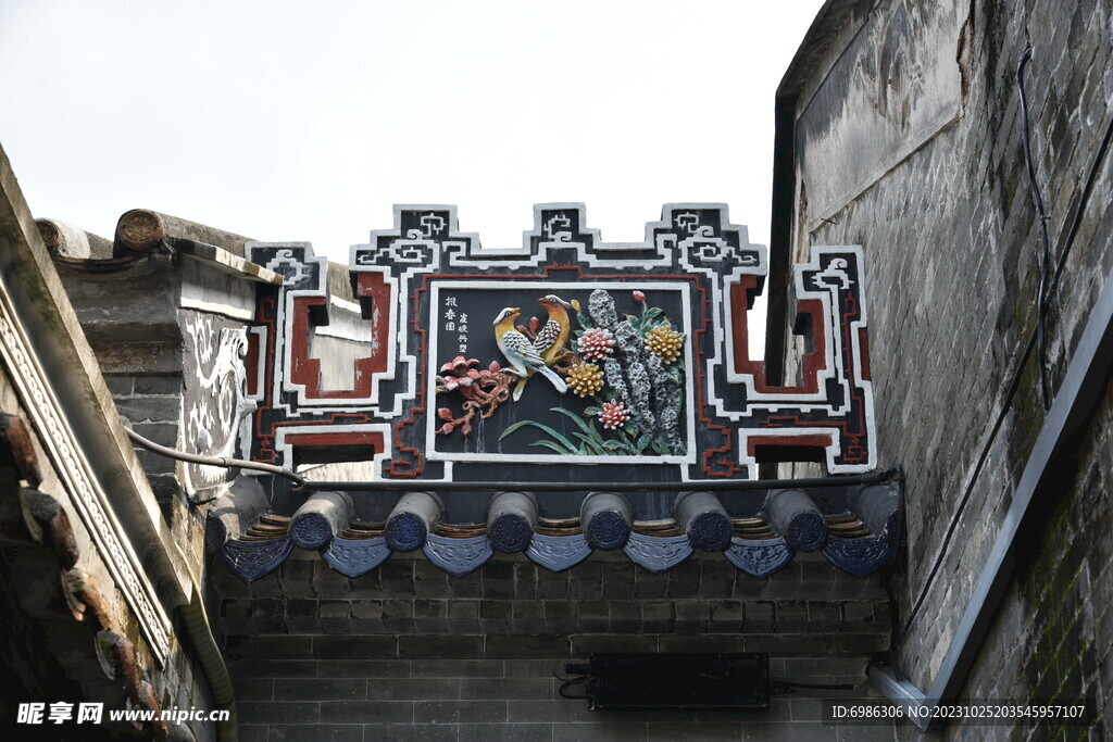 番禺余荫古建筑屋檐上的砖画彩绘