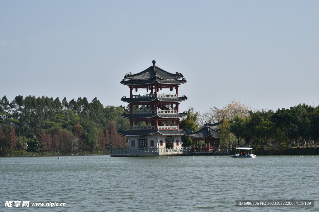 湖中方塔