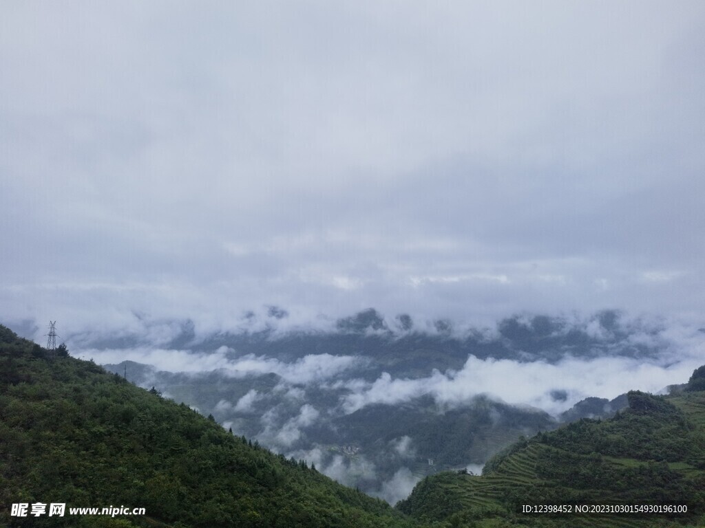 云雾袅绕的群山