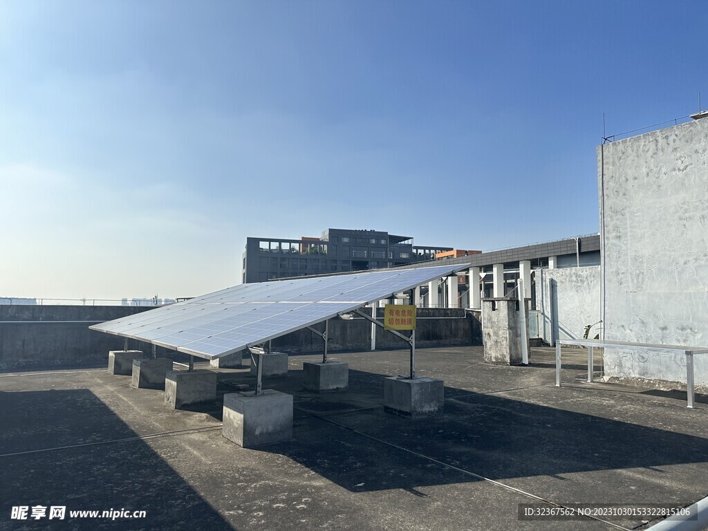 太阳能板蓝色天空 