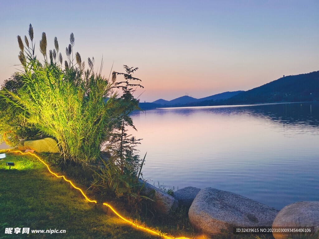 湖边夕阳