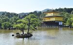 湖边寺庙