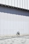 建筑外墙外的自行车