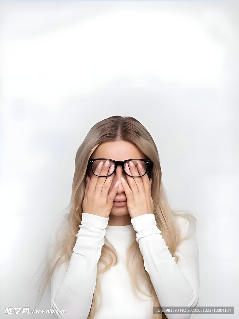 揉眼睛的女人