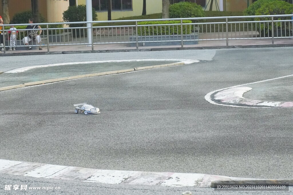 赛车跑道上奔跑的汽车