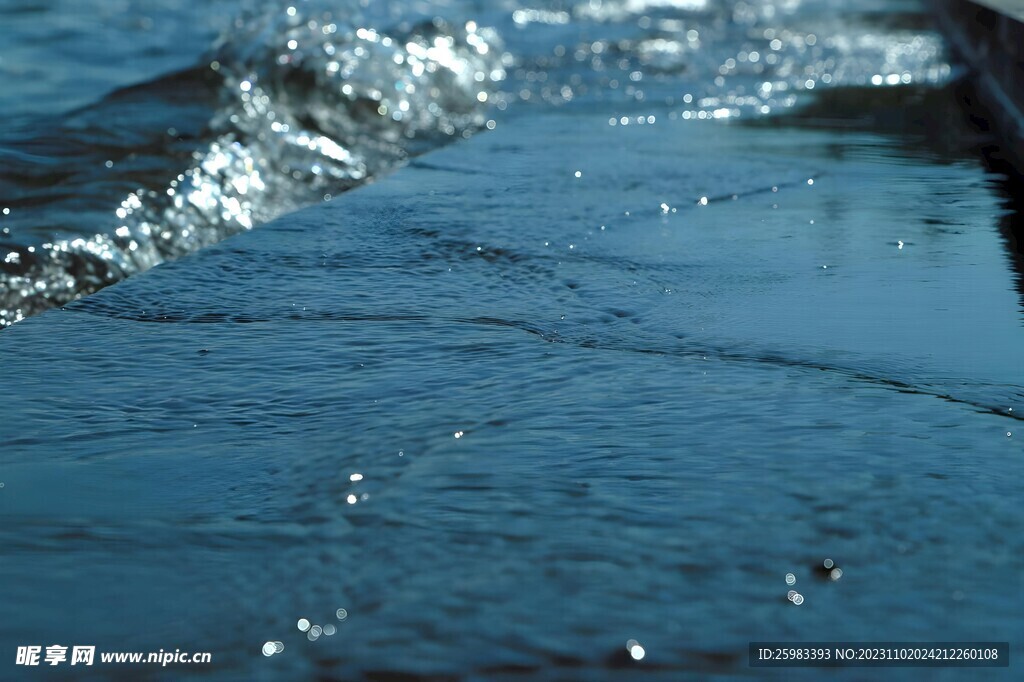 海浪拍岸