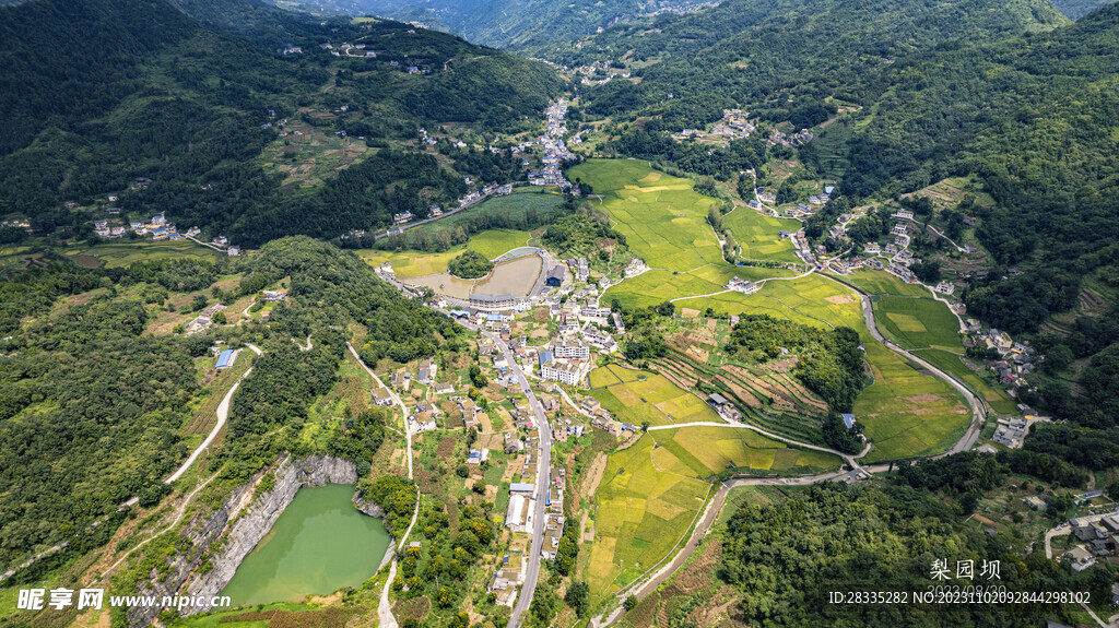 温水镇梨园村全景图