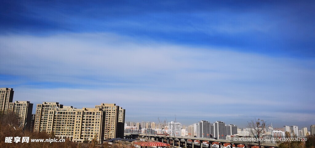 蓝天白云  城市建筑 雪山