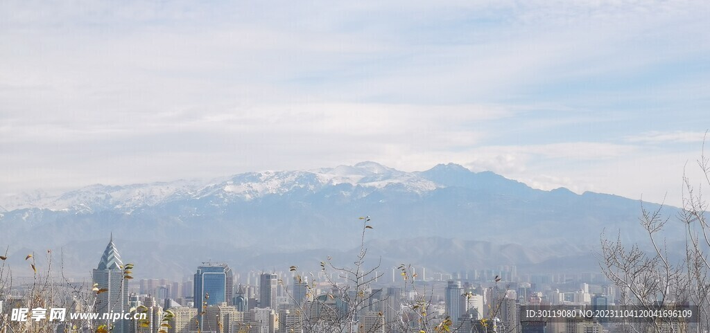 蓝天白云 城市建筑 雪山