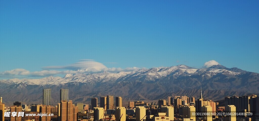 城市建筑 蓝天白云 雪山 