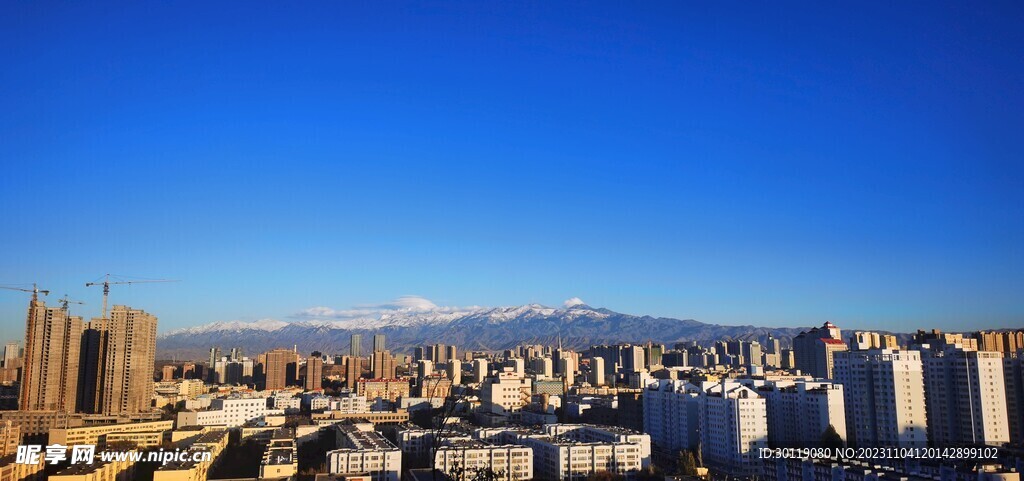 城市建筑 蓝天白云 雪山 