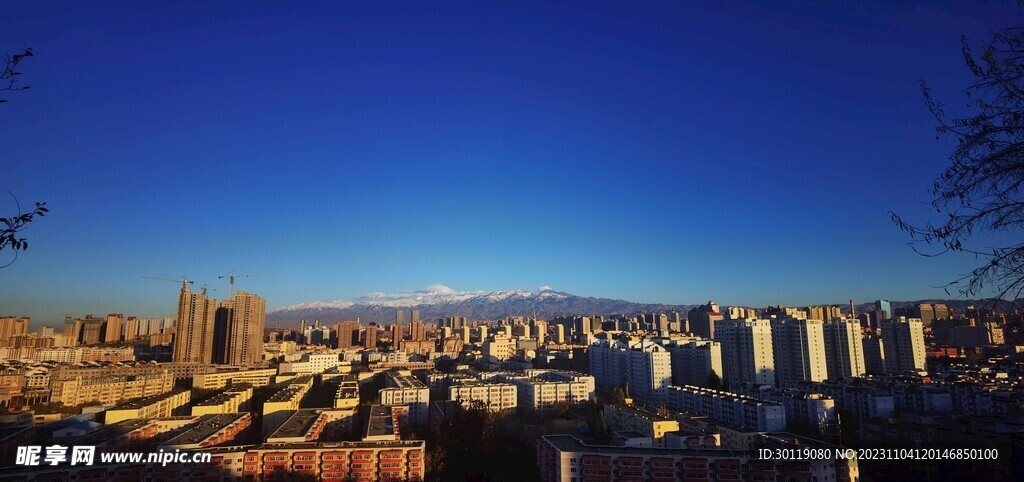 蓝天白云 霞光 城市建筑 雪山