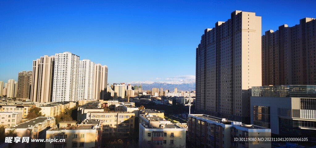 蓝天白云 城市建筑 雪山 