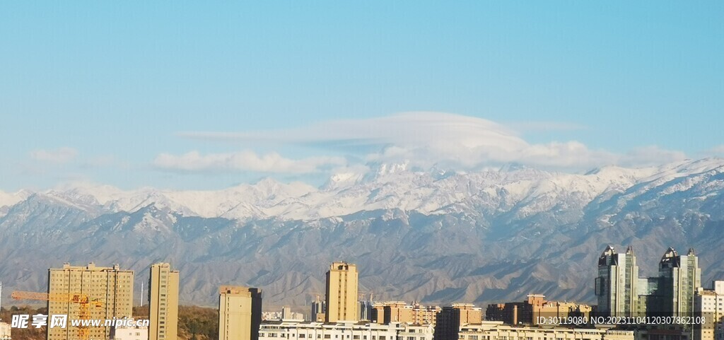 蓝天白云 雪山 城市建筑 