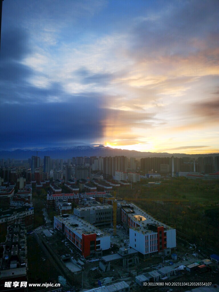 晨光 蓝天白云 城市建筑 