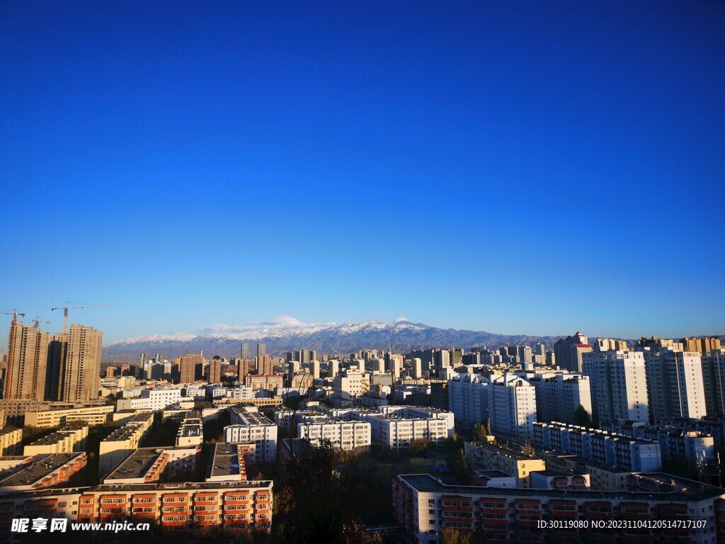 蓝天白云  城市建筑 秋景