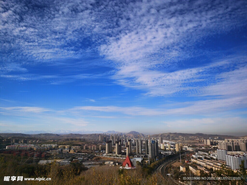 蓝天白云 城市 建筑 秋景