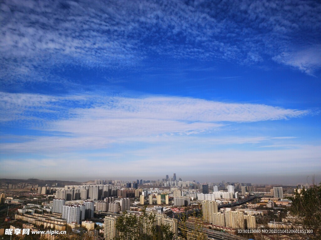 蓝天白云 城市建筑 秋景 雪山