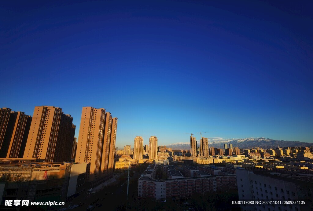 晚霞 蓝天白云 城市建筑 雪山