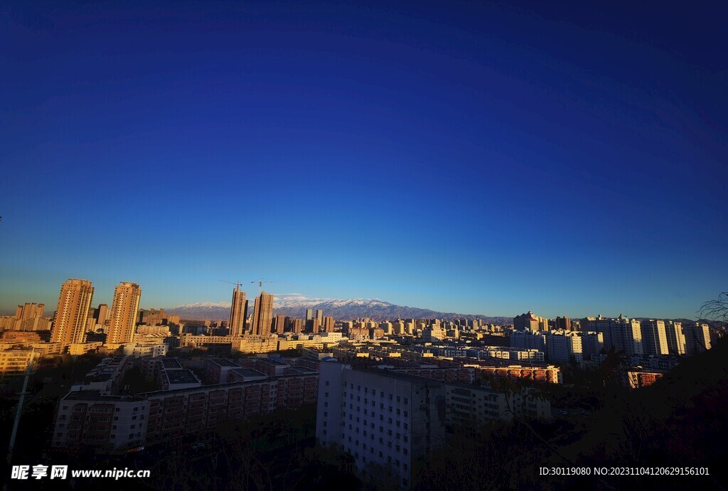 城市建筑 蓝天白云雪山 秋景