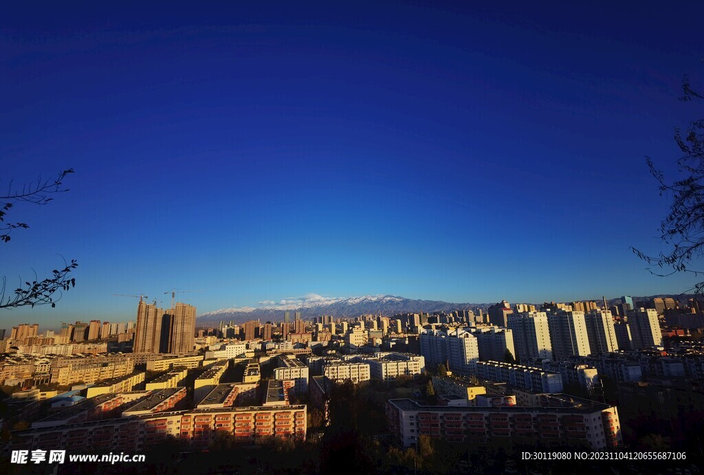 城市 蓝天白云 雪山 秋景