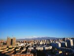 城市上空 蓝天白云 雪山 秋景